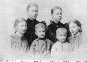 Hedwig Woermann mit ihren Geschwistern 1891