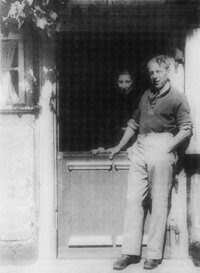 Hedwig Woermann (links) und Hanns Jaenichen vor ihrem Haus in Wustrow um 1940    · Wolf Karge, Hedwig Woermann 1879-1960, Katalog; herausgegeben vom Landkreis Vorpommern-Rügen, Ribnitz-Damgarten 1996