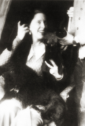 Hedwig Woermann mit ihrem Pudel und Katze um 1930    · Wolf Karge, Hedwig Woermann 1879-1960, Katalog; herausgegeben vom Landkreis Vorpommern-Rügen, Ribnitz-Damgarten 1996